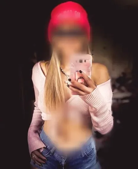Larissa, 36
