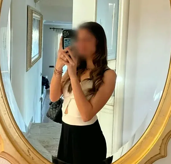 Mia, 19