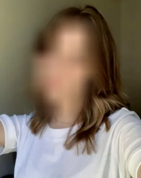 Sabrina, 28