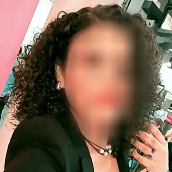 Vanessa, 35