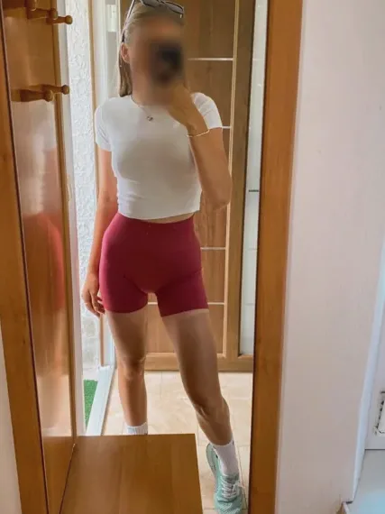 Viktoria, 27